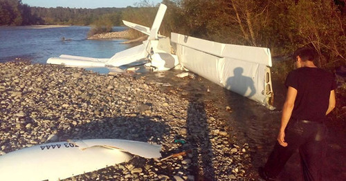 На месте падения легкомоторного самолета. Пицунда. Фото: Пресс-служба МЧС Абхазии

