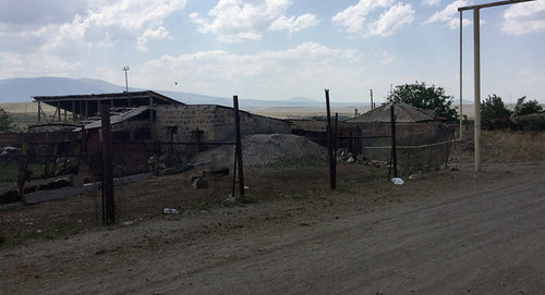 Окраина армянского села. Фото © Sputnik/ Armenuhi Mkhoyan
https://ru.armeniasputnik.am/incidents/20170802/8150966/podozrevaemyj-v-napadenii-v-sele-shamiram-zhil-v-sosednej-oblasti.html Окраина армянского села. Фото © Sputnik/ Armenuhi Mkhoyan
https://ru.armeniasputnik.am/incidents/20170802/8150966/podozrevaemyj-v-napadenii-v-sele-shamiram-zhil-v-sosednej-oblasti.html