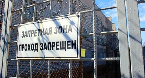 Табличка на ограждении колонии. Фото https://rostov.press/11926-rostovchanin-osuzhden-na-9-let-kolonii-strogo-rezhima-za-ubiystvo-brata.html Табличка на ограждении колонии. Фото https://rostov.press/11926-rostovchanin-osuzhden-na-9-let-kolonii-strogo-rezhima-za-ubiystvo-brata.html