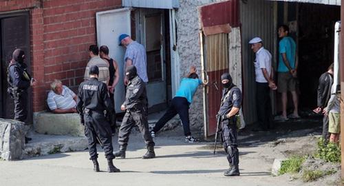 Сотрудники ОМОН в грузинском центре "Золотое руно" в Центральном районе Челябинска . Фото https://lentachel.ru/news/2017/08/25/omon-prishel-v-gruzinskiy-tsentr-ne-dlya-togo-chtoby-poobedat.html
