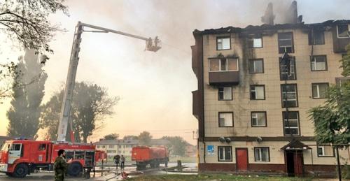 Пожар в пятиэтажном доме в Гудермесе. 27 августа 2017 г. Фото https://chechnyatoday.com/content/view/305560 Пожар в пятиэтажном доме в Гудермесе. 27 августа 2017 г. Фото https://chechnyatoday.com/content/view/305560