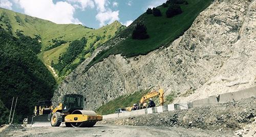 Ликвидация последствий селя на гоной дороге. Фото © Sputnik / Екатерина Валиева
 http://sputnik-ossetia.ru/South_Ossetia/20151106/822462.html