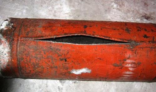 Поврежденный газовый баллон. Фото http://sevkavportal.ru/news/pub/proishestviya/item/32585-v-kislovodske-iz-za-khlopka-gaza-proizoshel-pozhar-gospitalizirovany-dvoe.html Поврежденный газовый баллон. Фото http://sevkavportal.ru/news/pub/proishestviya/item/32585-v-kislovodske-iz-za-khlopka-gaza-proizoshel-pozhar-gospitalizirovany-dvoe.html