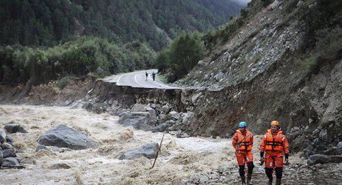 Разрушенный селем участок дороги. Фото © Sputnik / Денис Абрамов
http://sputnik-ossetia.ru/incidents/20170904/4804340.html