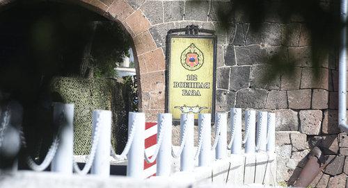 При въезде на территорию российской базы в Гюмри. Фото Фото © Sputnik/ Асатур Есаянц
https://ru.armeniasputnik.am/incidents/20170911/8597432/incident-s-uchastiem-rossijskih-voennyh-v-gyumri-est-postradavshij.html