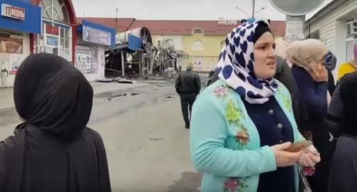 Торговцы рынка "Беркат", собравшиеся рядом со сгоревшим павильоном. 28 сентября 2017 года, Грозный. Фото: https://www.youtube.com/watch?v=XLXXjTpabqQ Торговцы рынка "Беркат", собравшиеся рядом со сгоревшим павильоном. 28 сентября 2017 года, Грозный. Фото: https://www.youtube.com/watch?v=XLXXjTpabqQ