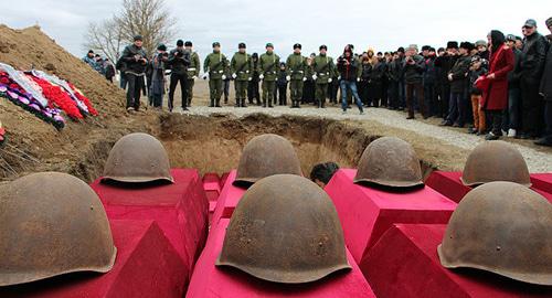 Перезахоронение погибших в ВОВ. Фото http://presslife.ru/content/view/3932 Перезахоронение погибших в ВОВ. Фото http://presslife.ru/content/view/3932