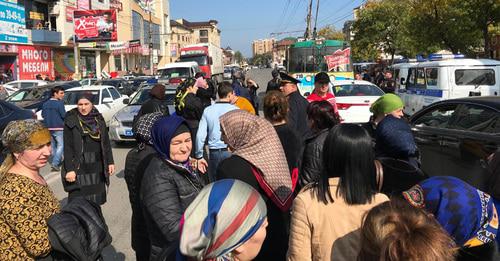 Участники акции протеста против затянувшейся невыплаты компенсаций после пожара на вещевом рынке "Дагэлектромаш". Махачкала, 13 октября 2017 г. Фото Патимат Махмудовой для "Кавказского узла" Участники акции протеста против затянувшейся невыплаты компенсаций после пожара на вещевом рынке "Дагэлектромаш". Махачкала, 13 октября 2017 г. Фото Патимат Махмудовой для "Кавказского узла"