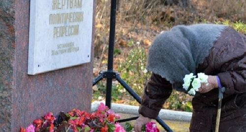 У памятника жертвам политических репрессий. Фото http://bloknot-stavropol.ru/news/narodnyy-miting-v-pamyat-zhertv-politicheskikh-rep У памятника жертвам политических репрессий. Фото http://bloknot-stavropol.ru/news/narodnyy-miting-v-pamyat-zhertv-politicheskikh-rep