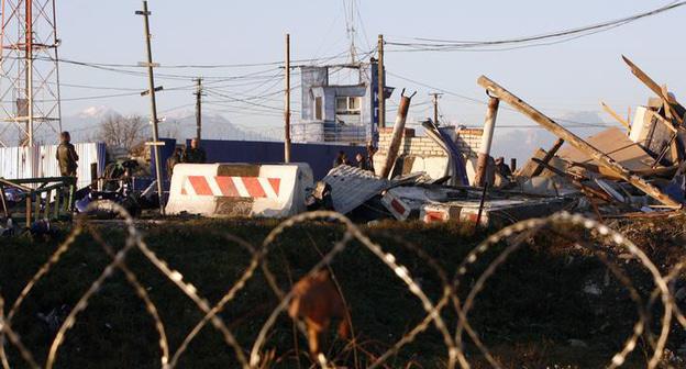 Место теракта на контрольно-пропускном пункте на границе между Северной Осетией и Ингушетией 23.10.2012. Фото 
Kazbek Basayev, REUTERS