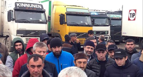 Акция дальнобойщиков неподалеку от таможенного поста. Фото Патимат Махмудовой для "Кавказского узла" Акция дальнобойщиков неподалеку от таможенного поста. Фото Патимат Махмудовой для "Кавказского узла"