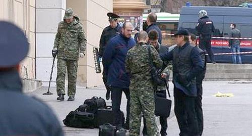 Сотрудники полиции у здания торгового центра в Ростове-на-Дону. Фото http://gazeta-margust.ru/sledovateli-ishhut-prichastnogo-k-vzryvu-vozle-shkoly-v-rostove-na-donu Сотрудники полиции у здания торгового центра в Ростове-на-Дону. Фото http://gazeta-margust.ru/sledovateli-ishhut-prichastnogo-k-vzryvu-vozle-shkoly-v-rostove-na-donu