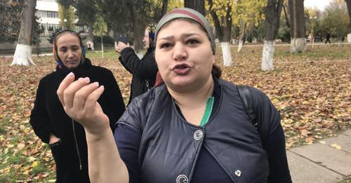 Участники акции протеста погорельцев с рынка "Дагэлектромаш". Махачкала, 14 ноября 2017 года. Фото Патимат Махмудовой для "Кавказского узла" Участники акции протеста погорельцев с рынка "Дагэлектромаш". Махачкала, 14 ноября 2017 года. Фото Патимат Махмудовой для "Кавказского узла"