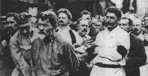 Большевистские лидеры на похоронах Феликса Дзержинского. Москва, июль 1926 г. Фото: общественное достояние https://ru.wikipedia.org Большевистские лидеры на похоронах Феликса Дзержинского. Москва, июль 1926 г. Фото: общественное достояние https://ru.wikipedia.org