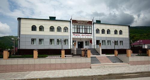 Администрация Шатойского района Чечни. Фото http://shatoy-chr.ru/index.php/sample-sites-2 Администрация Шатойского района Чечни. Фото http://shatoy-chr.ru/index.php/sample-sites-2