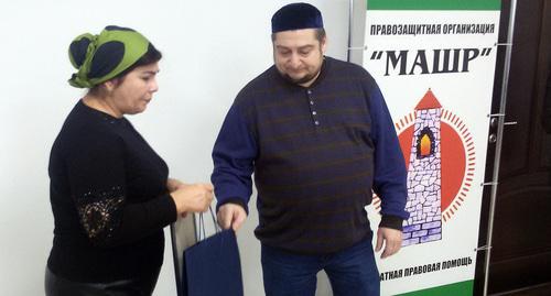Пятимат Далиева получает премию конкурса "Герои гражданского общества" правозащитной организации "Машр" из рук Магомеда Муцольгова. Фото Тимура Абадиева для "Кавказского узла"
Пятимат Далиева получает премию конкурса "Герои гражданского общества" правозащитной организации "Машр" из рук Магомеда Муцольгова. Фото Тимура Абадиева для "Кавказского узла"
