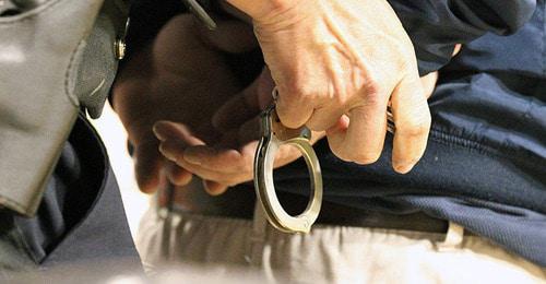 Наручники одевают на подозреваемого. Фото пользователя CC BY-SA 2.0 / Flickr / Keith Allison / handcuffs
https://ru.sputnik.az/incidents/20170523/410412223/azerbajdzhanskij-hirurg-zaderzhan-gruzija-transplantacija.html Наручники одевают на подозреваемого. Фото пользователя CC BY-SA 2.0 / Flickr / Keith Allison / handcuffs
https://ru.sputnik.az/incidents/20170523/410412223/azerbajdzhanskij-hirurg-zaderzhan-gruzija-transplantacija.html