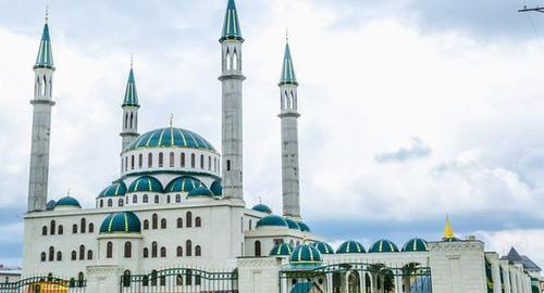 Центральная соборная мечеть города. Фото Shkhashefij https://ru.wikipedia.org/wiki/Черкесск
Центральная соборная мечеть города. Фото Shkhashefij https://ru.wikipedia.org/wiki/Черкесск