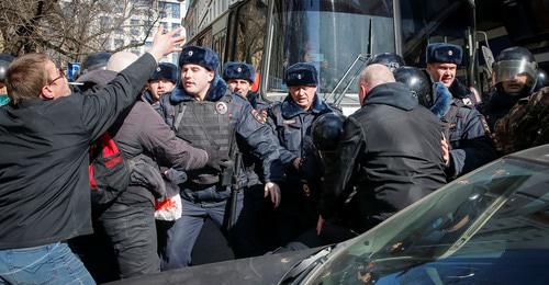 Задержание сторонников Навального. Москва, 26 марта 2017 г. Фото: REUTERS/Maxim Shemetov Задержание сторонников Навального. Москва, 26 марта 2017 г. Фото: REUTERS/Maxim Shemetov