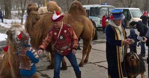 Участники праздника Цаган сар в Элисте, Фото: Бадма Бюрчиев для "Кавказского узла". Участники праздника Цаган сар в Элисте, Фото: Бадма Бюрчиев для "Кавказского узла".