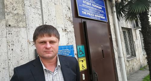 Роман Габаев у здания полиции и СКР Сочи. Фот о Светланы Кравченко для "Кавказского узла" Роман Габаев у здания полиции и СКР Сочи. Фот о Светланы Кравченко для "Кавказского узла"