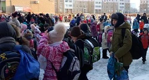 Школьники возле школы в Ростове-на-Дону после эвакуации. Фото: Оксана Миронова
http://runews24.ru/rostov-on-don/05/03/2018/f3832a3d13304005463baaf9c55e13f2
Новости онлайн: http://runews24.ru/ Школьники возле школы в Ростове-на-Дону после эвакуации. Фото: Оксана Миронова
http://runews24.ru/rostov-on-don/05/03/2018/f3832a3d13304005463baaf9c55e13f2
Новости онлайн: http://runews24.ru/