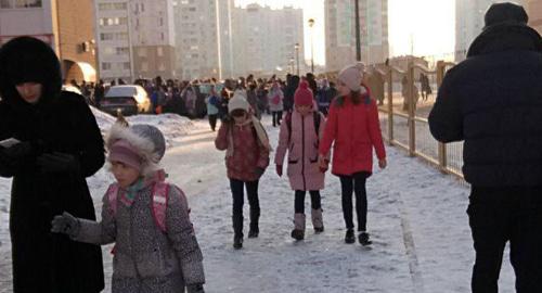 Дети возвращаютсЯ домой из-за сообщения о бомбах. Фото из группы в соцсети «Ростов Главный» https://vk.com/rostovnadonu Дети возвращаютсЯ домой из-за сообщения о бомбах. Фото из группы в соцсети «Ростов Главный» https://vk.com/rostovnadonu