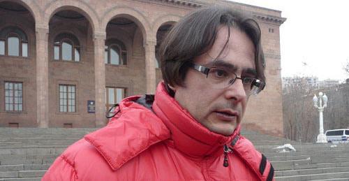 Андреас Гукасян перед зданием Национальной академии. Ереван, 21 января 2013 г. Фото Армине Мартиросян для "Кавказского узла"
Уд