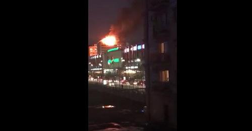 Пожар в жилом доме на улице Кадырова. Грозный, 26 марта 2018 г. Кадр из видео "Кавказского узла" Пожар в жилом доме на улице Кадырова. Грозный, 26 марта 2018 г. Кадр из видео "Кавказского узла"