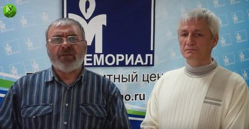 Обращение отца убитых братьев и Джамбулата Гасанова (справа). Кадр из видео "Кавказского узла" Обращение отца убитых братьев и Джамбулата Гасанова (справа). Кадр из видео "Кавказского узла"