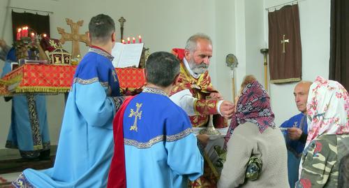 Пасхальное причастие в церкви Святого Акопа в Степанакерте. Фото Алвард Григорян для "Кавказского узла". Пасхальное причастие в церкви Святого Акопа в Степанакерте. Фото Алвард Григорян для "Кавказского узла".