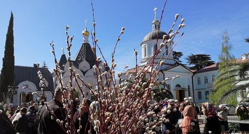 Верующие у храма в Сочи в Вербное воскресенье. Фото Светланы Кравченко для "Кавказского узла". Верующие у храма в Сочи в Вербное воскресенье. Фото Светланы Кравченко для "Кавказского узла".