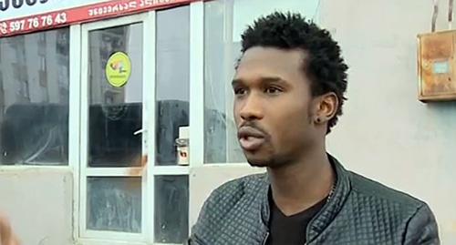 Пострадавший на тбилисской улице африканец.  Фото стопкадр из видео http://rustavi2.ge/ka/news/101108
