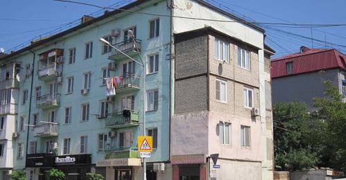 Незаконная пристройка к жилому дому в Махачкале. Фото: Екатерина Нерозникова/ КАВПОЛИТ http://kavpolit.com/articles/mahachkalinskij_samostroj_kto_vinovat_i_chto_delat-19935/ Незаконная пристройка к жилому дому в Махачкале. Фото: Екатерина Нерозникова/ КАВПОЛИТ http://kavpolit.com/articles/mahachkalinskij_samostroj_kto_vinovat_i_chto_delat-19935/