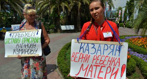 Ольга Цветкова (справа) на пикете против бездействия приставов в 2016 году. Фото Светланы Кравченко для "Кавказского узла" Ольга Цветкова (справа) на пикете против бездействия приставов в 2016 году. Фото Светланы Кравченко для "Кавказского узла"