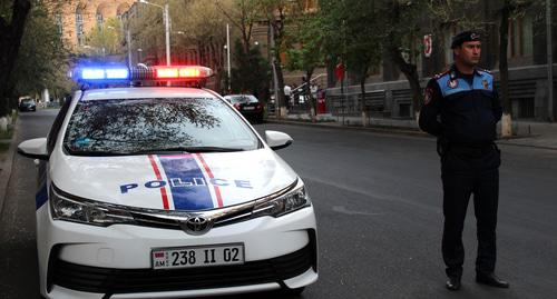 Сотрудники полиции перекрыли дорогу к офису Республиканской партии Армении. Фото Тиграна Петросяна для "Кавказского узла"