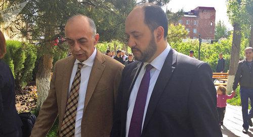 Министр образования и науки Араик Арутюнян (справа) и  ректор Ширакского госуниверситета в Гюмри Саак Минасян. Фото © Sputnik / Armenuhi Mkhoyan
https://ru.armeniasputnik.am/politics/20180515/12038928/rektor-shirak-universitet-gyumri-ministr-obrazovanie-otstavka.html