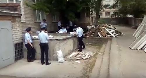 "Обед" сотрудников полиции в Волгограде. Фото: кадр видео Омбудсмен полиции https://vk.com/wall-139453095_432218 "Обед" сотрудников полиции в Волгограде. Фото: кадр видео Омбудсмен полиции https://vk.com/wall-139453095_432218