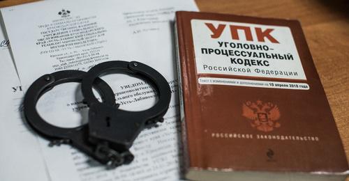 Уголовный кодекс и наручники. Фото Елены Синеок, Юга.ру Уголовный кодекс и наручники. Фото Елены Синеок, Юга.ру