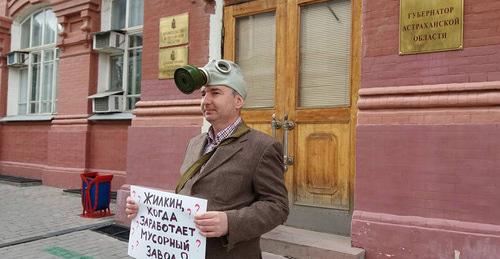 Михаил Долиев в одиночном пикете. Фото с личной страницы Михаила Долиева https://www.facebook.com/mdoliev/posts/1632626556822122 Михаил Долиев в одиночном пикете. Фото с личной страницы Михаила Долиева https://www.facebook.com/mdoliev/posts/1632626556822122