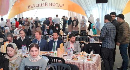 Гости в Шатре Рамадана во время праздничного ифтара. 1 июня 2018 год. Фото: Рустам Джалилов для "Кавказского узла". Гости в Шатре Рамадана во время праздничного ифтара. 1 июня 2018 год. Фото: Рустам Джалилов для "Кавказского узла".