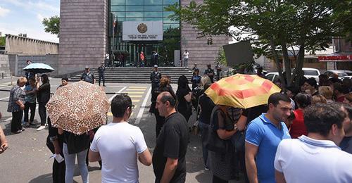 Сторонники мэра города Масис байкотируют суд  административных районов Кентрон и Норк-Мараш. Ереван, 2 июня 2018 г. Фото  © Sputnik / Aram Nersesyan https://ru.armeniasputnik.am/society/20180602/12422167/foto-mehr-masisa-david-ambarcumyan-vyshel-svobodu.html