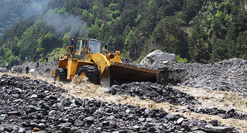 Ликвидация последствий селя на Транскаме. Фото Алана Цхурбаева для "Кавказского узла" Ликвидация последствий селя на Транскаме. Фото Алана Цхурбаева для "Кавказского узла"