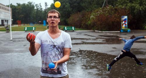 Преподаватель и ученик летней школы "Балапанлар". Фото предоставлено организаторами летней школы "Балапанлар" Преподаватель и ученик летней школы "Балапанлар". Фото предоставлено организаторами летней школы "Балапанлар"
