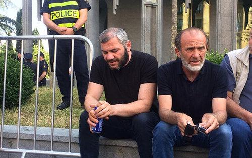 Заза Саралидзе (слева). Фото: Sputnik / Stringer
 https://sputnik-georgia.ru/incidents/20180703/241083803/Otec-ubitogo-v-Tbilisi-shkolnika-Zaza-Saralidze-vremenno-prekratil-zabastovku.html