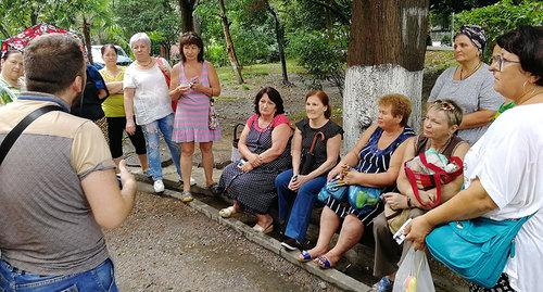 Жильцы дома №88 по улице Донской в Сочи осматривают место, где на месте зеленой зоны планируется строительство торгово центра. Фото Светланы Кравченко для "Кавказского узла". Жильцы дома №88 по улице Донской в Сочи осматривают место, где на месте зеленой зоны планируется строительство торгово центра. Фото Светланы Кравченко для "Кавказского узла".