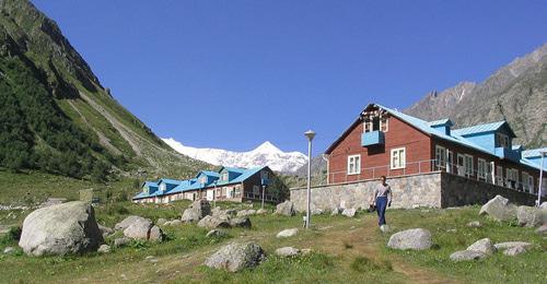 Безенгийское ущель. КБР. Фото: Гетман https://ru.wikipedia.org Безенгийское ущель. КБР. Фото: Гетман https://ru.wikipedia.org