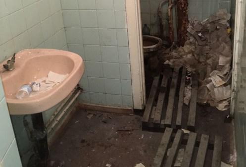 Туалет в ЦРБ. Фото пресс-службы прокуратуры Северной Осетии. http://www.procuror-osetia.ru/news/item/7981 Туалет в ЦРБ. Фото пресс-службы прокуратуры Северной Осетии. http://www.procuror-osetia.ru/news/item/7981