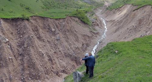 Сотрудники МЧС обследуют ущелье Герхожан. Фото http://07.mchs.gov.ru/pressroom/news/item/7056761/ Сотрудники МЧС обследуют ущелье Герхожан. Фото http://07.mchs.gov.ru/pressroom/news/item/7056761/