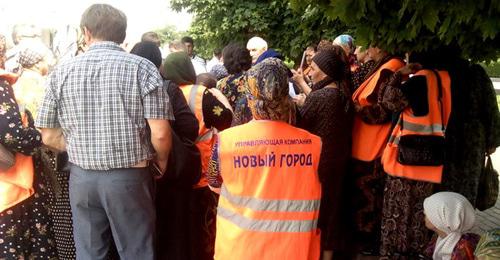 Работницы вышли на митинг к зданию правительства Дагестана с требованием выплатить им зарплату. Махачкала, 31 июля 2018 г. Кадр из видео пользователя gazetachernovik https://www.youtube.com/watch?time_continue=1&v=Y_WapS2_IJk Работницы вышли на митинг к зданию правительства Дагестана с требованием выплатить им зарплату. Махачкала, 31 июля 2018 г. Кадр из видео пользователя gazetachernovik https://www.youtube.com/watch?time_continue=1&v=Y_WapS2_IJk